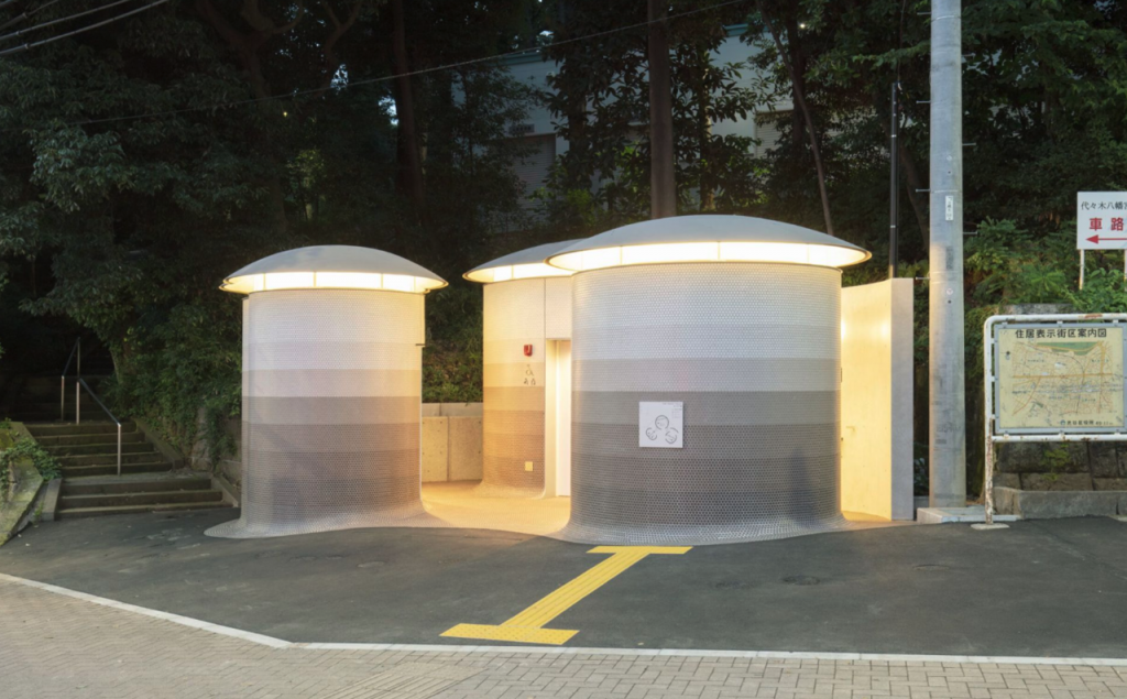 Un baño público de  "Tokyo Toilet"de The Nippon Foundation para los juegos olímpicos de Tokio 2020/21. 