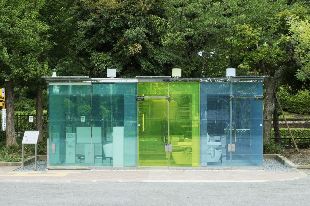 El baño público transparente de Shigeru Ban, lugar de una escena inolvidable de "Días perfectos" de Wim Wenders. 