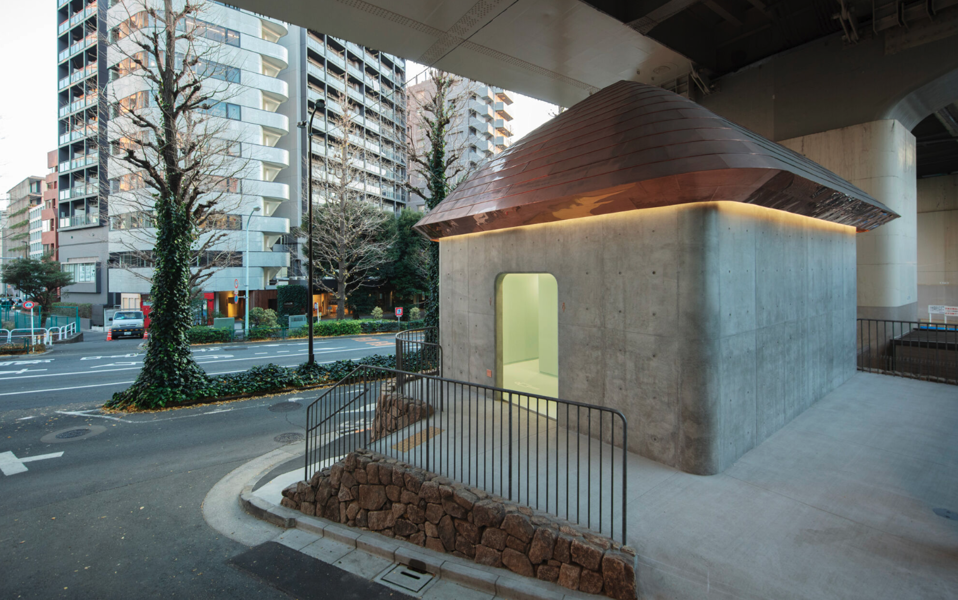 El baño de Marc Newson, inspirado en la arquitectura tradicional japonesa y con techo de cobre. 