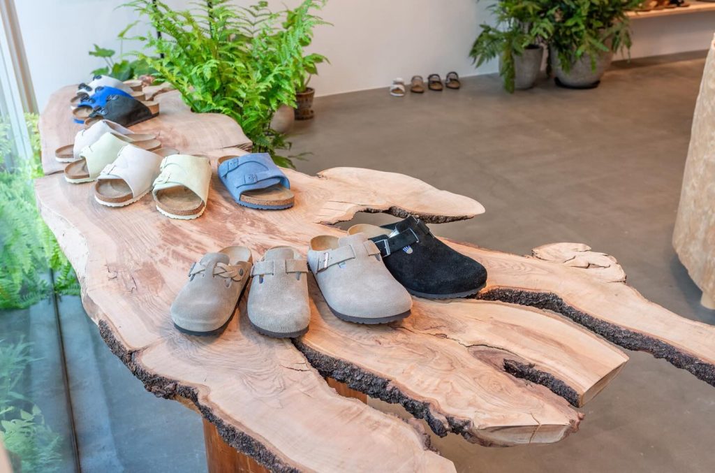 Una "mesaza" con forma de pies humanos rinde tributo a 250 años de historia de fabricación de calzado.