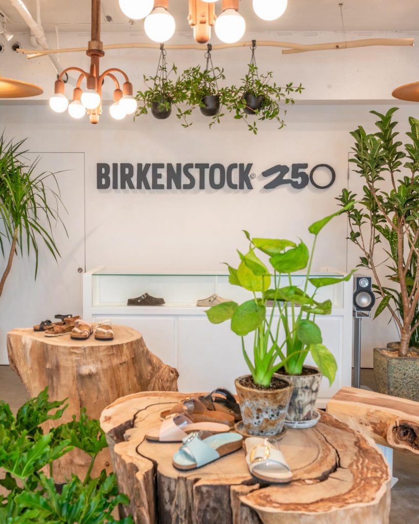 La tienda de Birkenstock en Osaka prioriza la experiencia en modo sala de estar e ideal para la relajación.
