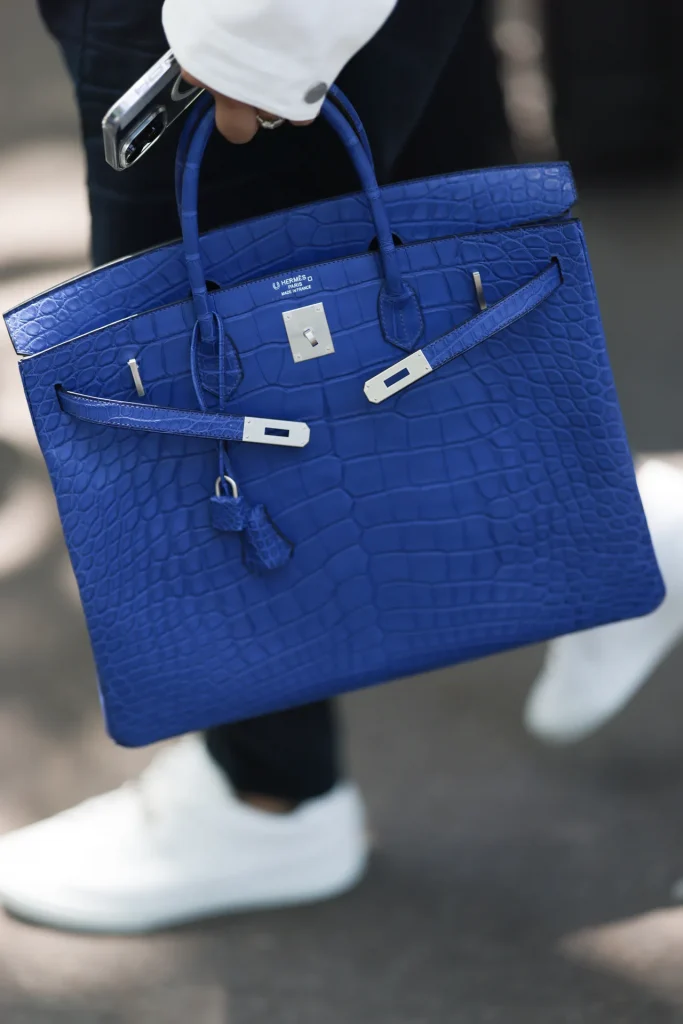 El clásico bolso Birkin de Hermès, creado en honor a la icónica actriz y cantante Jane Birkin.