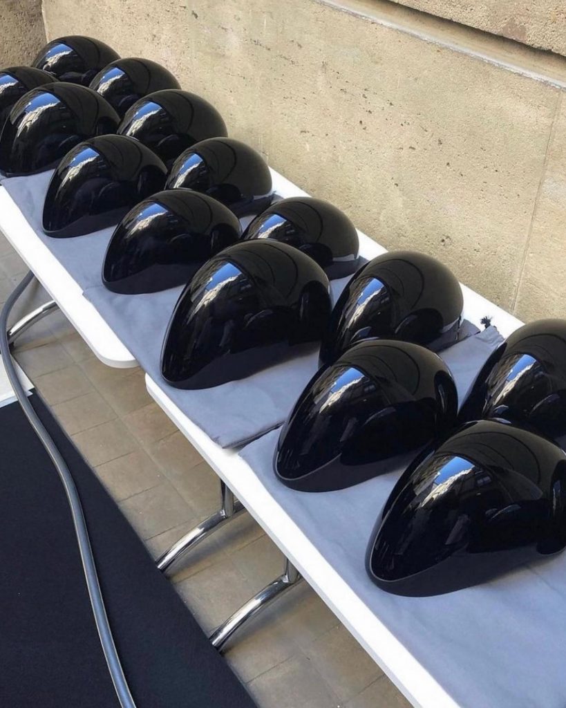 Las mascarillas Infinity Face Shield de Balenciaga y Mercedes-AMG exhibidas como piezas de arte. 