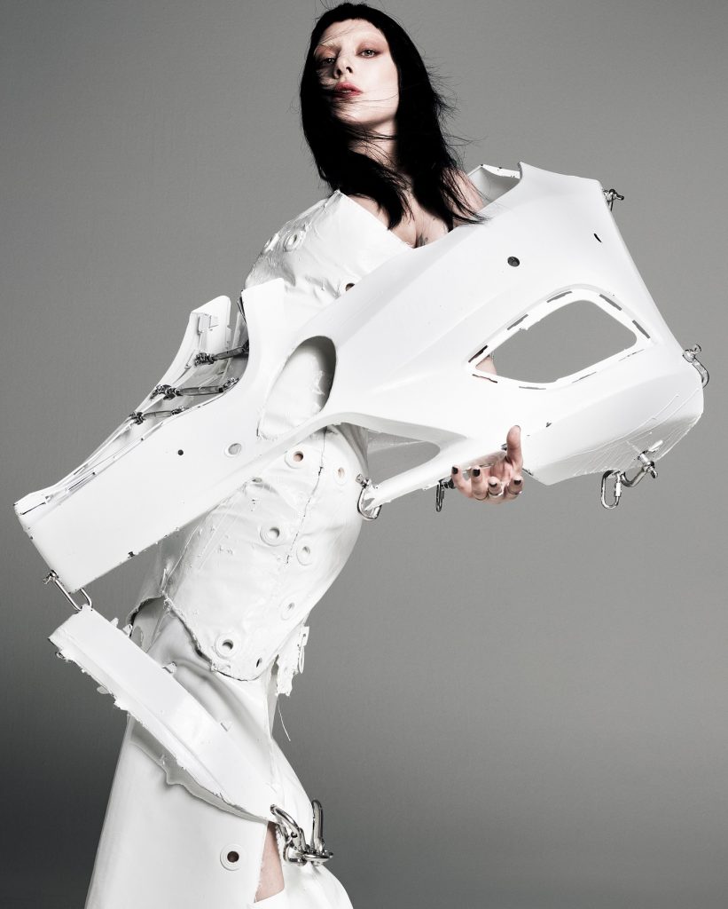 El vestido de Lady Gaga diseñado por el argentino Cristian Huyngens tiene como aplique la pieza de un auto. 
