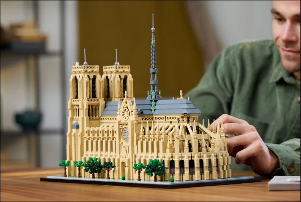 LEGO Architecture Notre-Dame de Paris permite construir tu propia Catedral con 4.383 piezas.