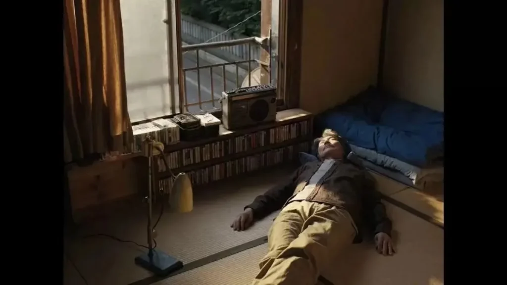 El protagonista de "Perfect days" de Wim Wenders ama a sus casetes, y los guarda y selecciona en las estanterías de un mueble bajo en su casa. 