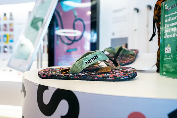 CASETiFY colaboró con una marca de calzado reciclado para crear andalias con deshechos de estuches tecnológicos.