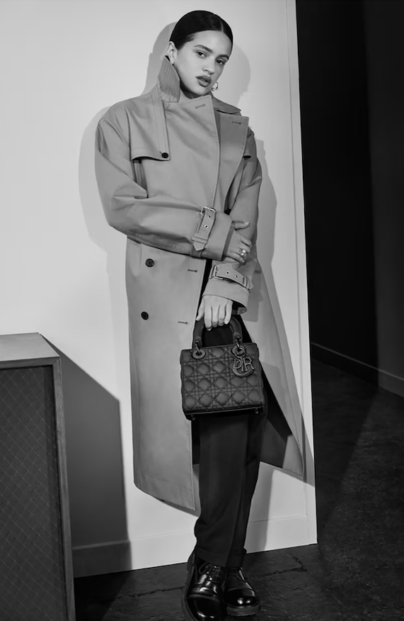 Rosalía en la campaña de Dior con su cartera más deseada. 