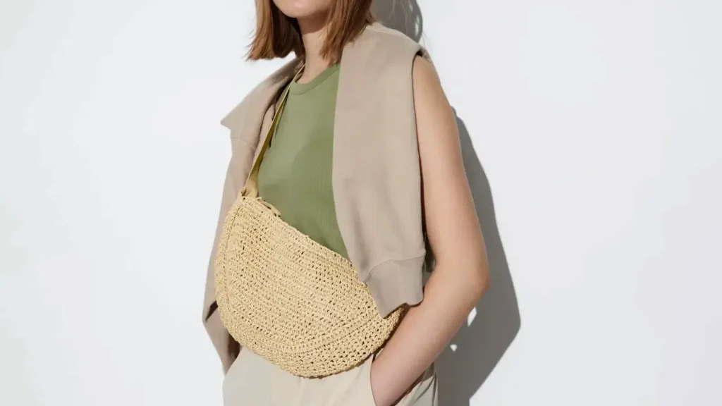 El bolso Round Mini Shoulder Bag de Uniqlo en crochet, una novedad que eleva el fenómeno. 