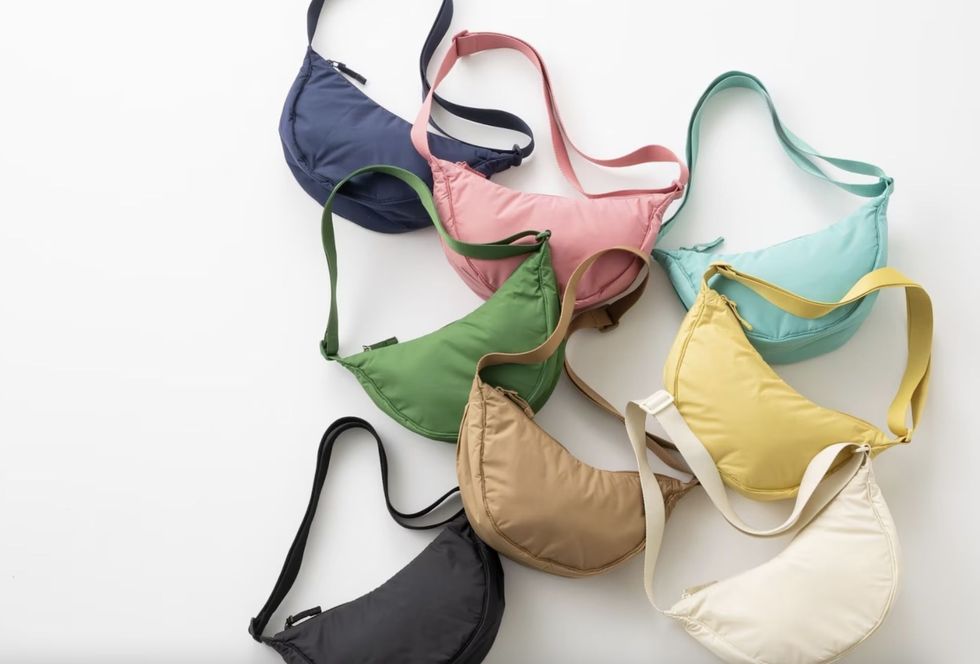 La Round Mini Shoulder Bag de Uniqlo se distingue por la variedad de colores disponibles. 