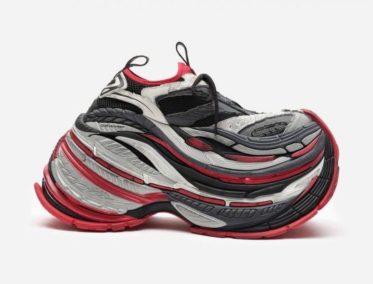 Balenciaga presentó las zapatillas con la plataforma más alta (de acá a la China)