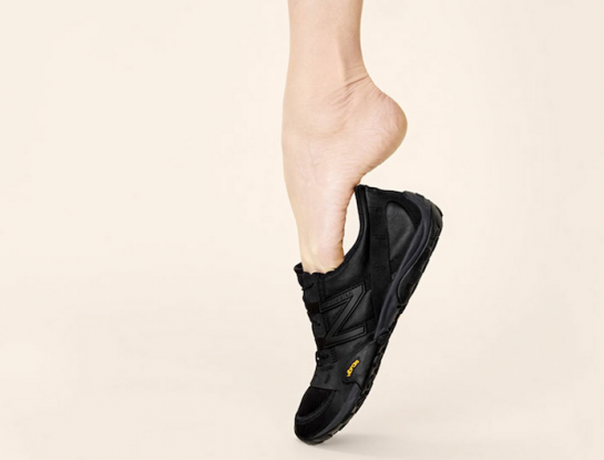 La zapatilla de Issey Miyake x New Balance MT10O innova para "correr descalzo"