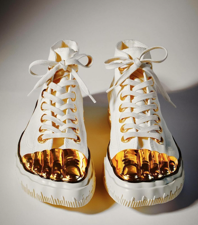Schiaparelli diseñó su primera zapatilla, llamadas ''Gold Toe Trainers'', 