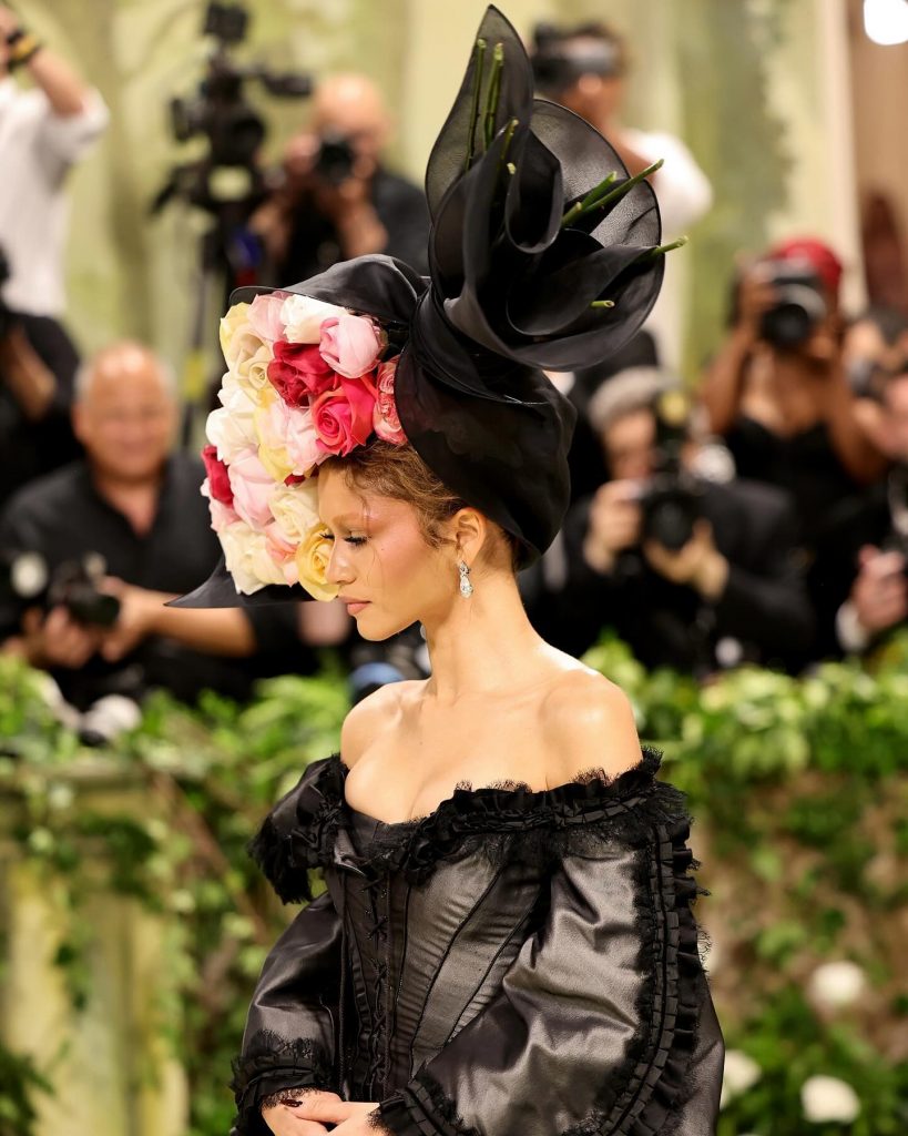 El tocado floral de Zendaya fue diseñado por Philip Tracey para Alexander McQueen. 