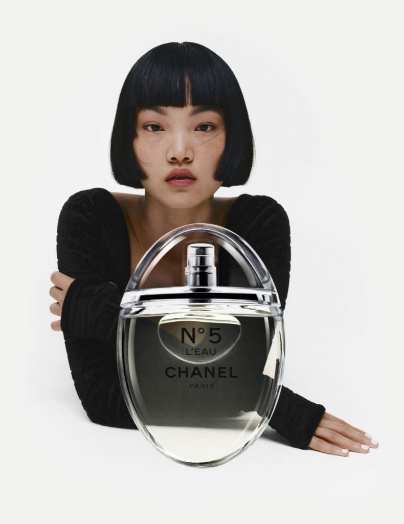 En la campaña, las modelos lposan junto al nuevo Chanel Nº5 como si fuera una joya