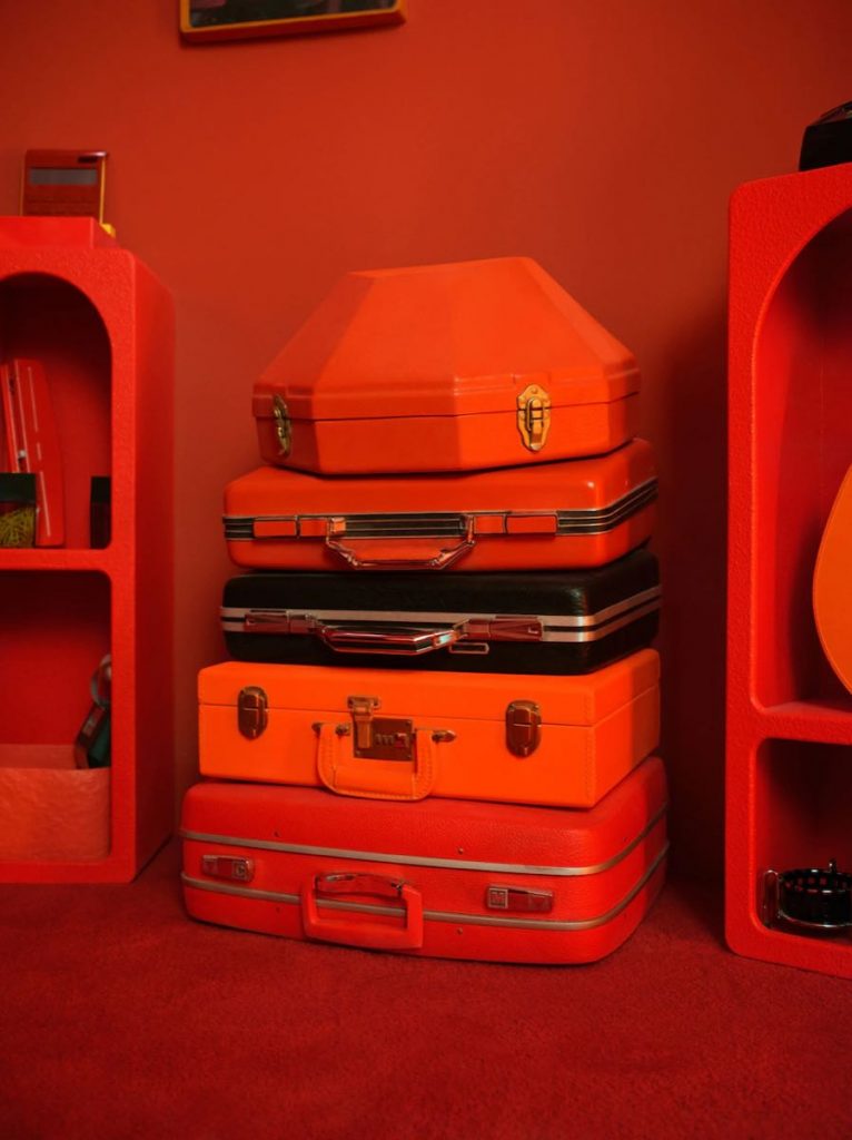 El equipaje de Furia en "Intensa Mente 2" x Airbnb. 