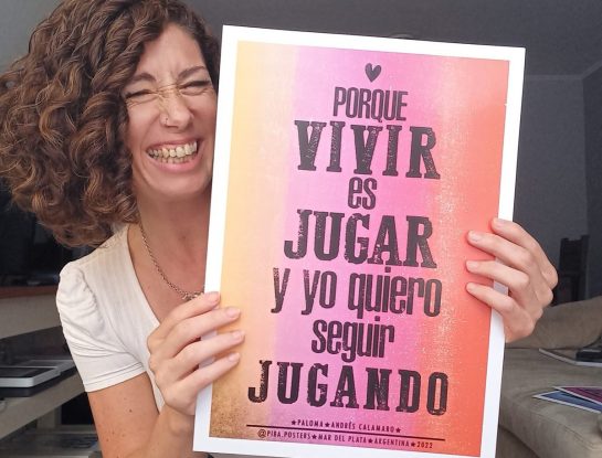 Retrato de Piba Pósters: la creadora del fenómeno de los afiches de diseño callejero con frases Nac & Rock