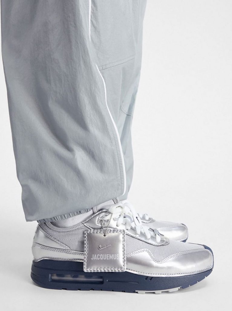 Las zapatilas Jacquemus x Nike Air Max 1 ’86 en tono plata, las más brillantes de 2024. 