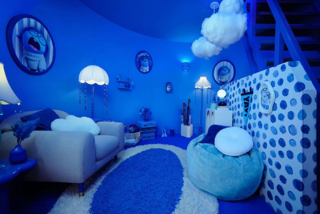 El cuarto azul de Tristeza en la instalación inmersiva de "Intensa Mente 2" x Airbnb. 