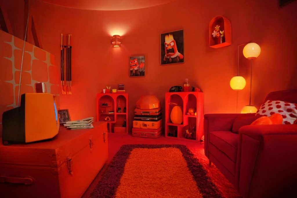 Dormir "con Furia" en la habitación de Airbnb inspirada en "Intensa Mente 2". 