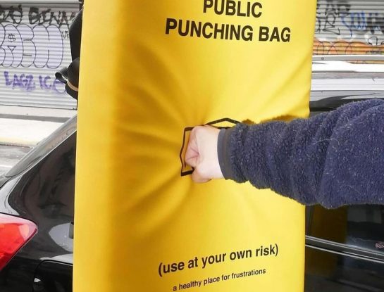 Un estudio de diseño instaló bolsas de boxeo para pegar en la calle