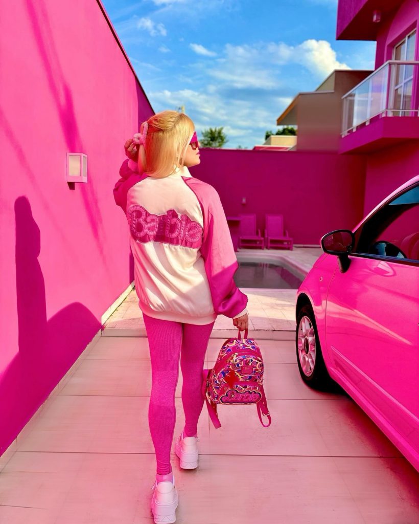 Bruna Barbie en su casa rosa en Curitiba, Brasil. 
