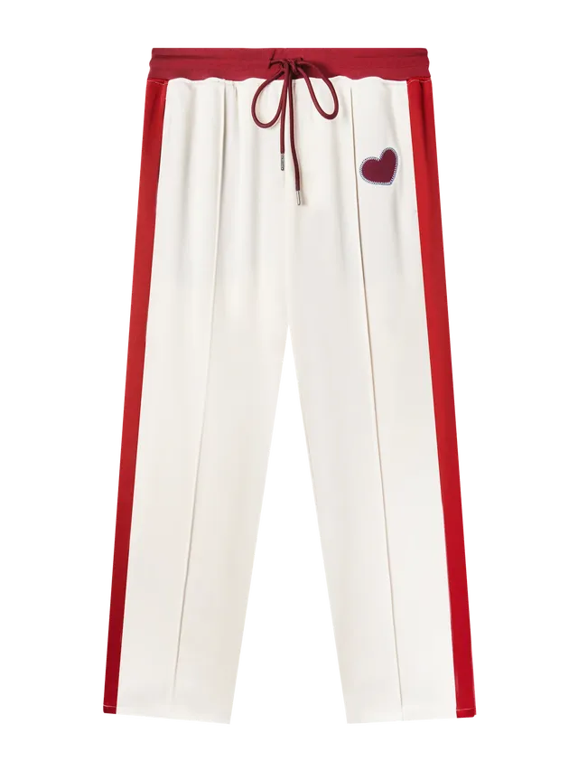 El pantalón del conjunto deportivo “Pleasing Loves You”, diseñado para ser un ícono de la marca de Harry Styles. 