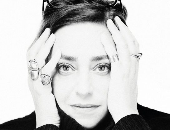 9 datos para conocer a India Mahdavi: “la reina del color”