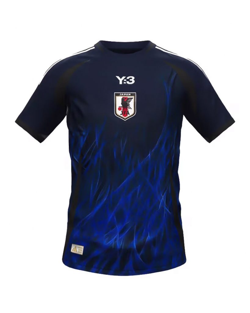 Yohji Yamamoto diseñó el conjunto completo para la selección nacional de fútbol de Japón 2024. 