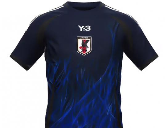 Yohji Yamamoto diseñó la camiseta de la selección de fútbol de Japón (y es un golazo)