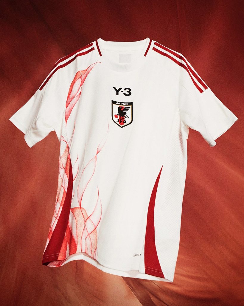 El equipo alternativo de Japón x Yamamoto es un elegante mix en blanco y rojo.