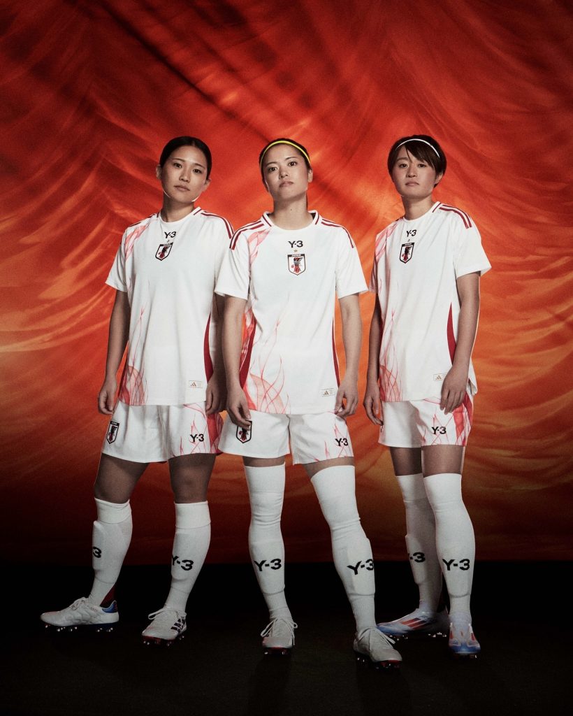 El equipo femenino de Japón con la camiseta de adidas + Y-3 de Yohji Yamamoto en blanco y rojo. 