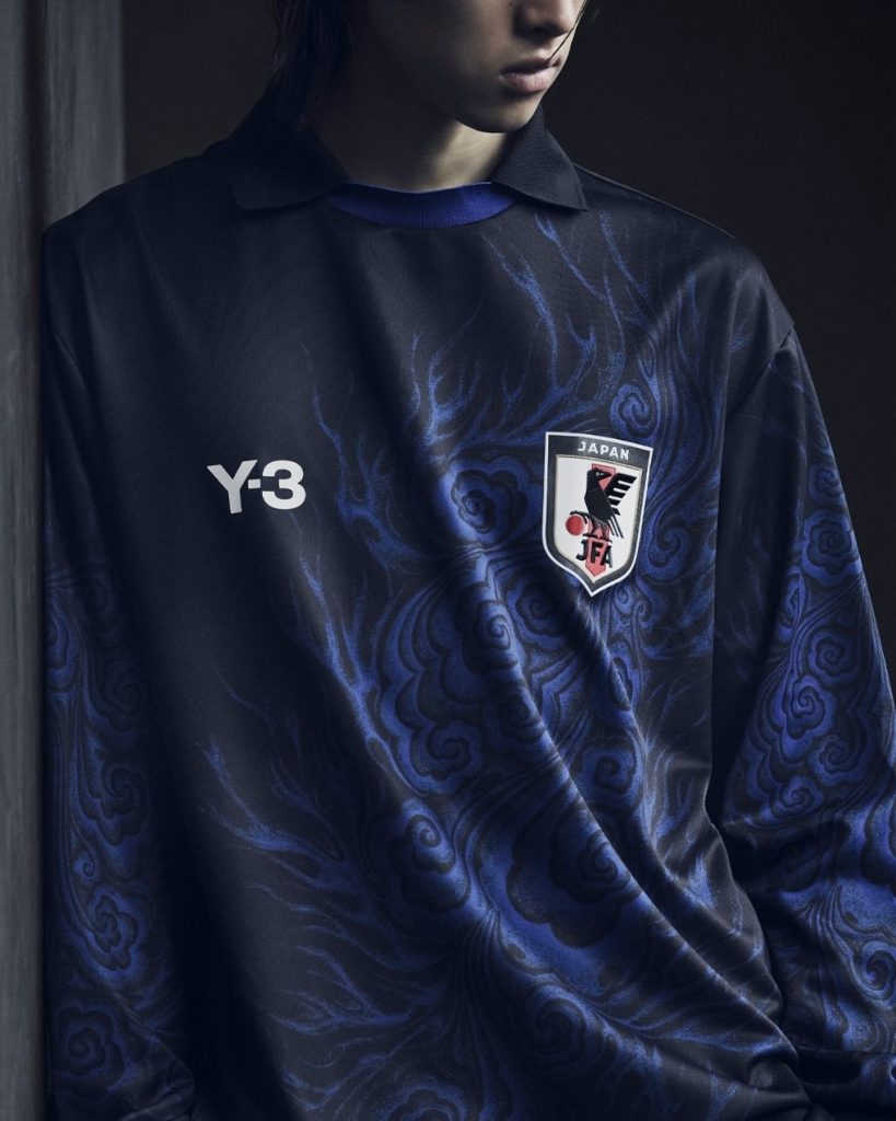 El color de la colección Y-3 Yohji Yamamoto y adidas para la selección japonesa de fútbol es azul marino y eléctrico. 