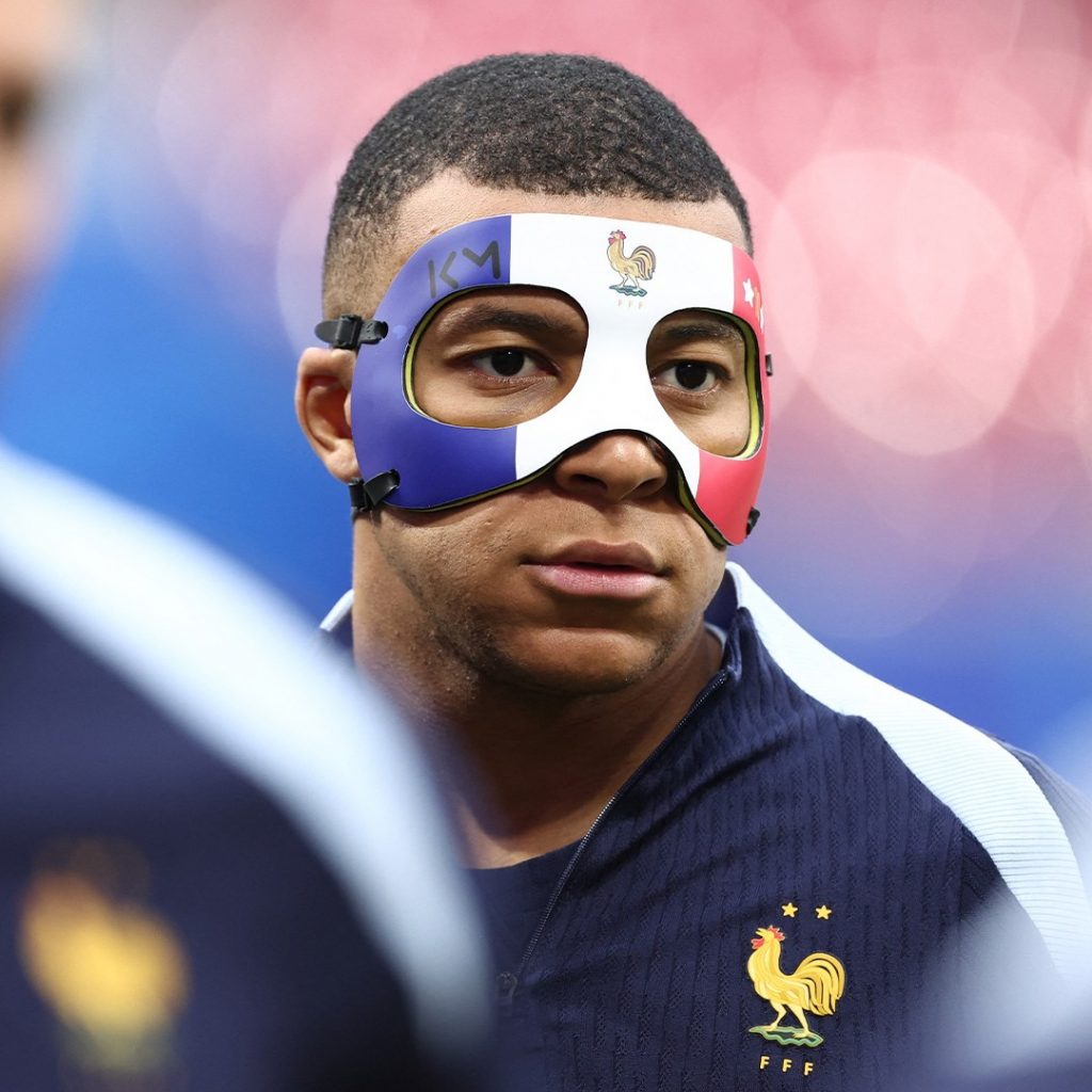 La máscara en tres colores de Mbappé: azul, blanco y rojo, tributo a la bandera de Francia. 