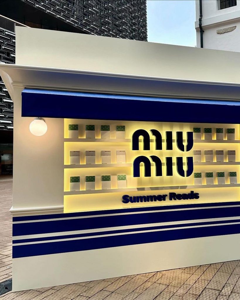 “Miu Miu Summer Reads” es una iniciativa que fusiona moda, literatura, gastronomía y marketing. 