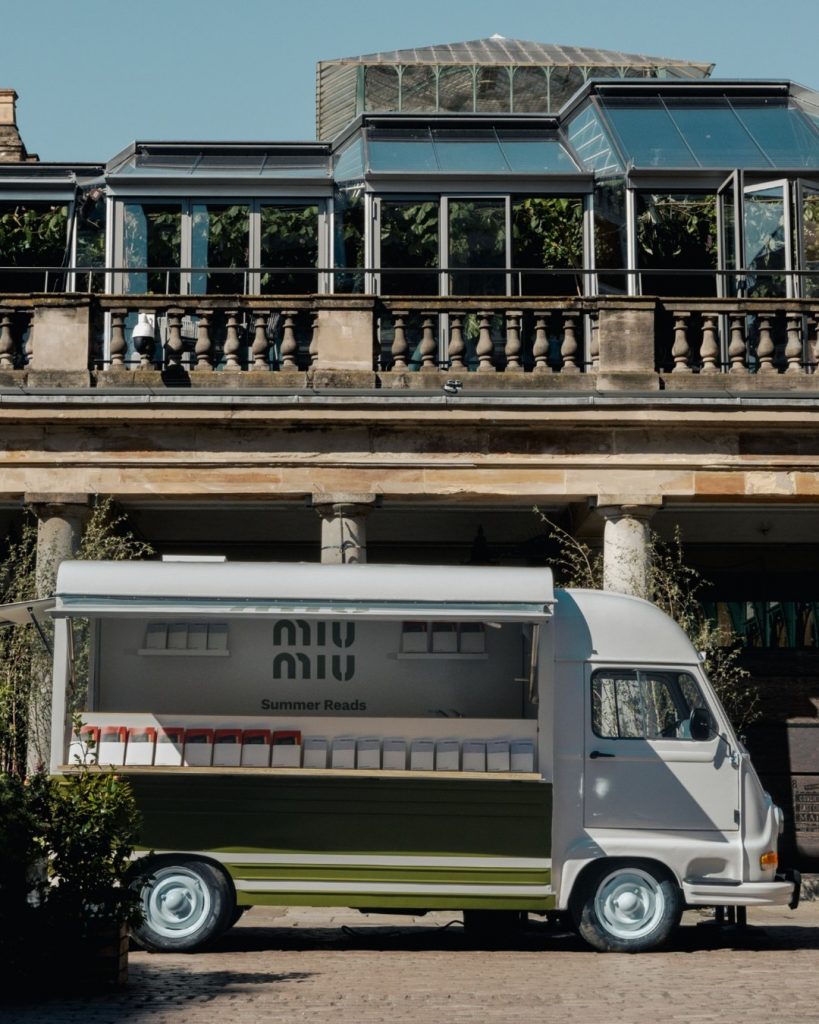 Book Truck de Kiosco de “Miu Miu Summer Reads”. 