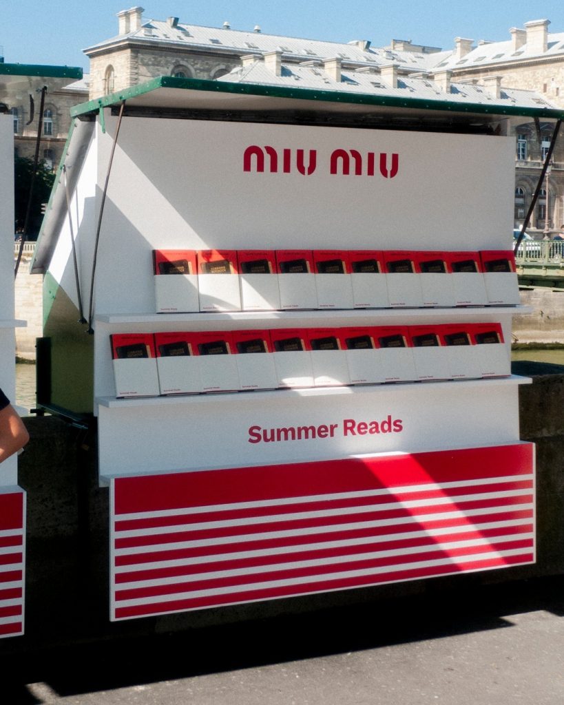 Los puestos de libros de “Miu Miu Summer Reads” están en diversas ciudades del mundo. 