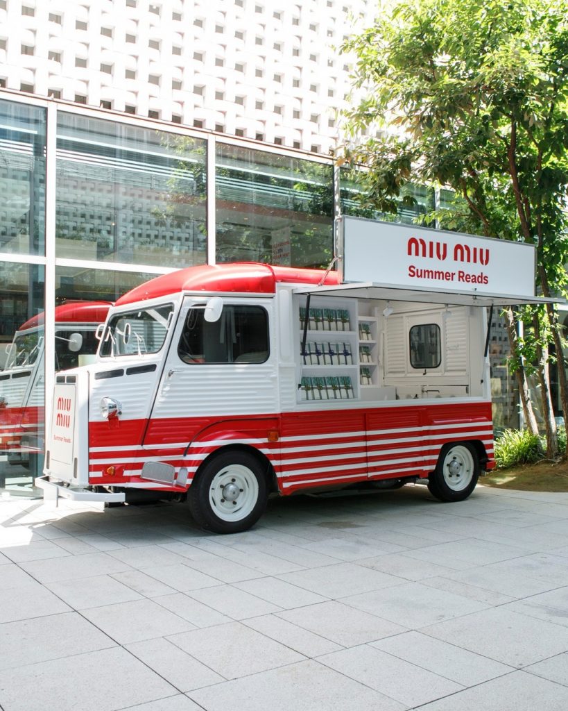 Un encantador book truck de “Miu Miu Summer Reads”.  