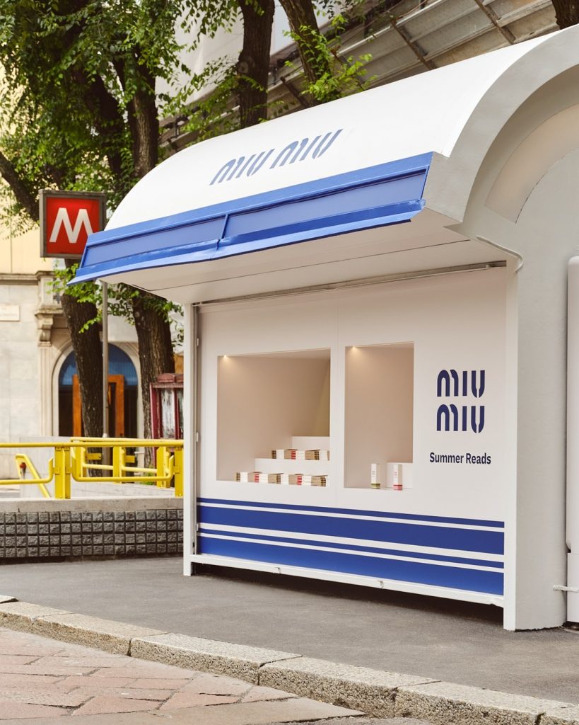 Kiosco de libros de “Miu Miu Summer Reads”. 