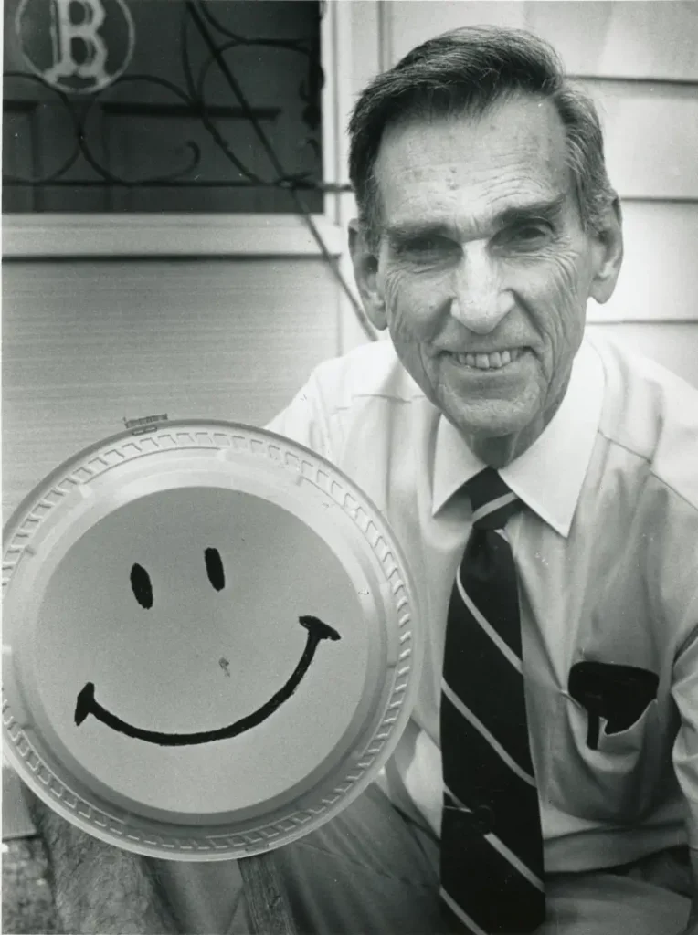 l creador de Smiley fue el diseñador gráfico norteamericano Harvey Ball. 