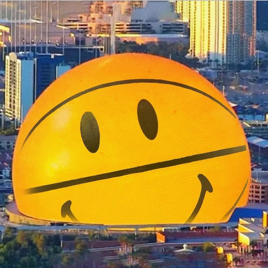 Smiley en la figura de una pelota de básquet en la imponente The Sphere de Las Vegas. 