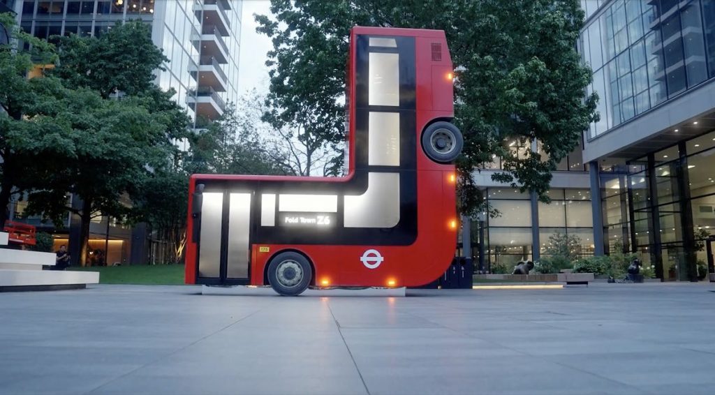 El bus plegado es una obra del artista Caspar Philips que usó materiales rescatados y reciclados de colectivos londinenses reales. 