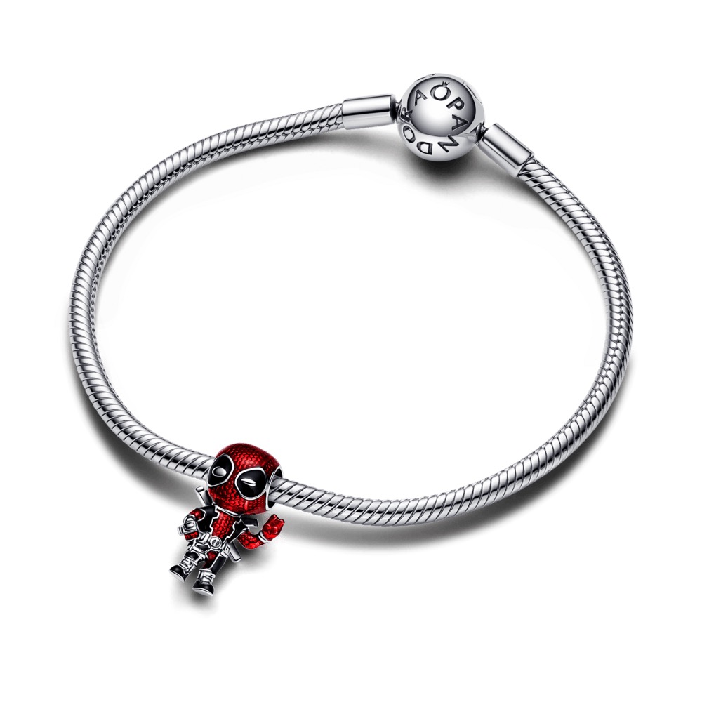 El charm de Deadpool x Pandora, con su distintivo traje rojo y negro. 