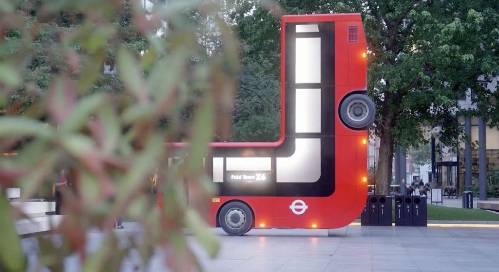 Parece un tradicional colectivo de dos pisos londinense (double decker), pero el autobús que se dobla ¡es único!