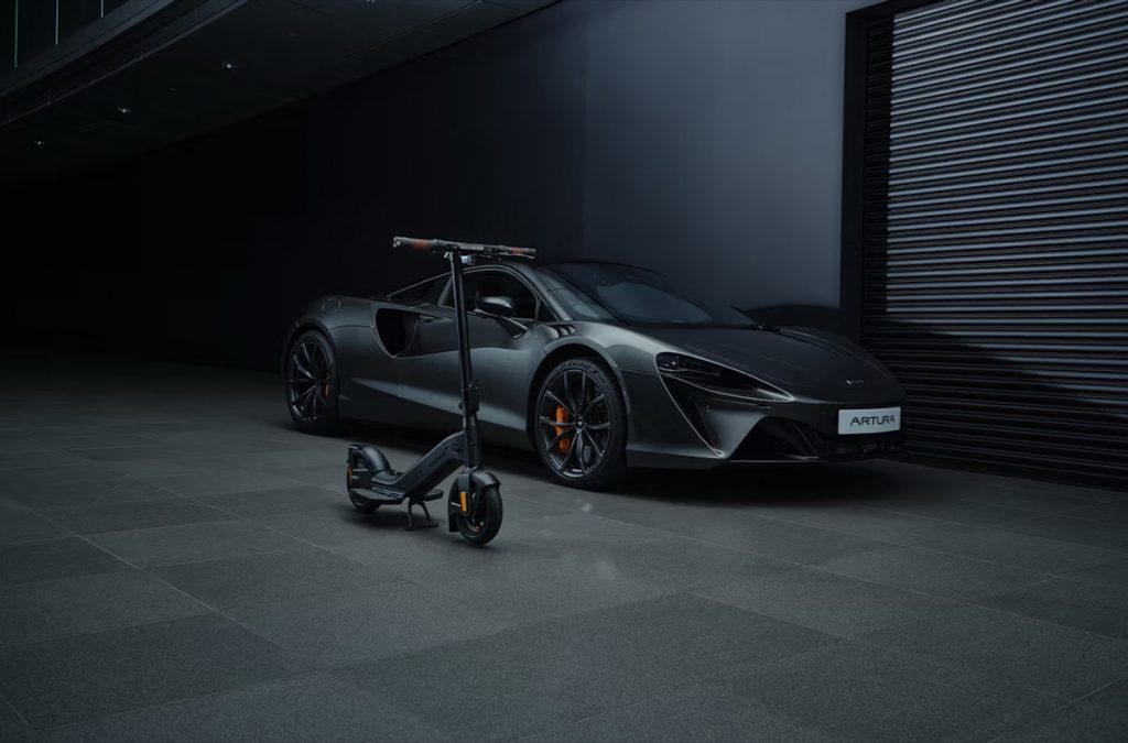 El scooter de McLaren, en "elegante sport y negro intenso". 