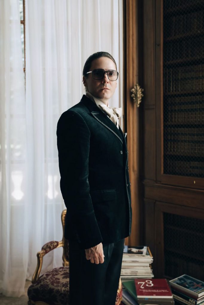 Daniel Brühl interpreta a Karl Lagerfeld en “Becoming Karl Lagerfeld”.