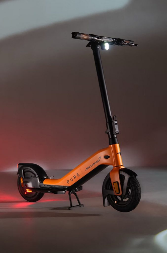 McLaren… ¡Puede pasar! Más precisamente, lo que se te cruza en el camino es un impresionante scooter de la automotriz británica lanzado en colaboración con la empresa Pure Electric.