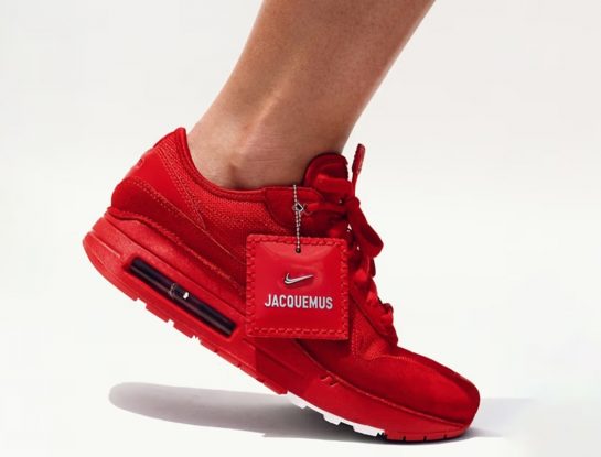 Se estrenó la colección de Jacquemus y Nike (con cartera Swoosh incluida)