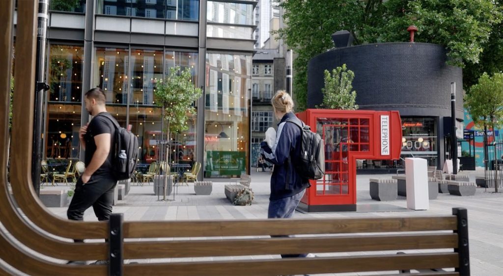 Un blanco de plaza que se dobla, como los nuevos celulares de la compañía que encargó la instalación. 