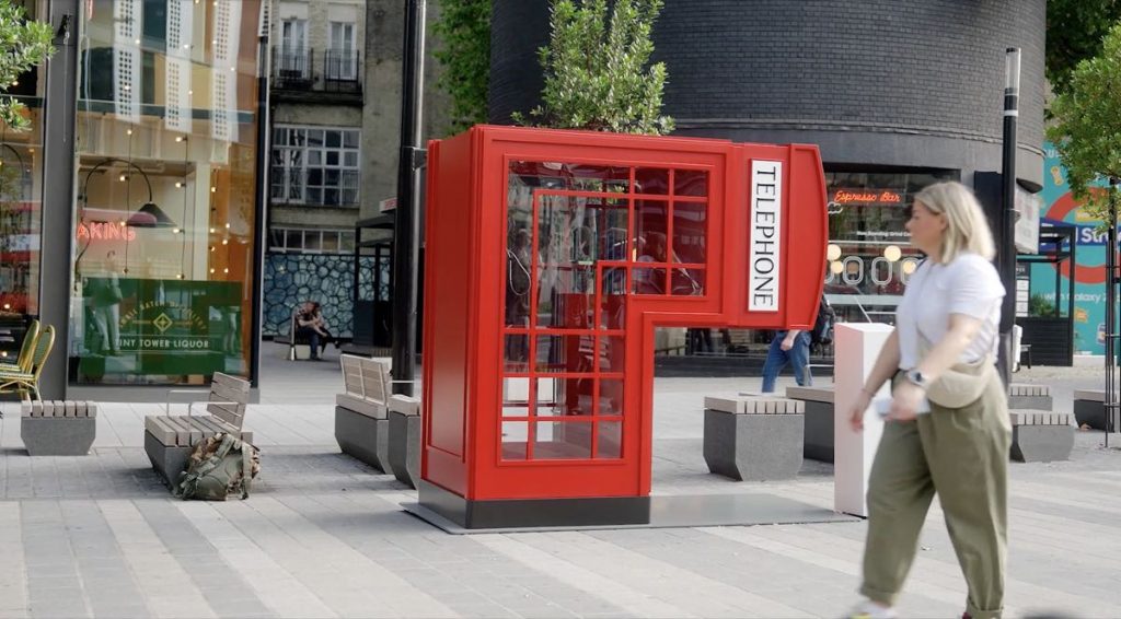 El diseñador Jem Hughes también diseñó una típica cabina telefónica en la calle Old Street, apodada “Fold Street”. 